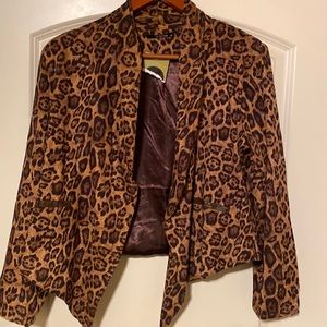 Tag indicate size M; runs S. NWT. One of the pockets has small discoloration.